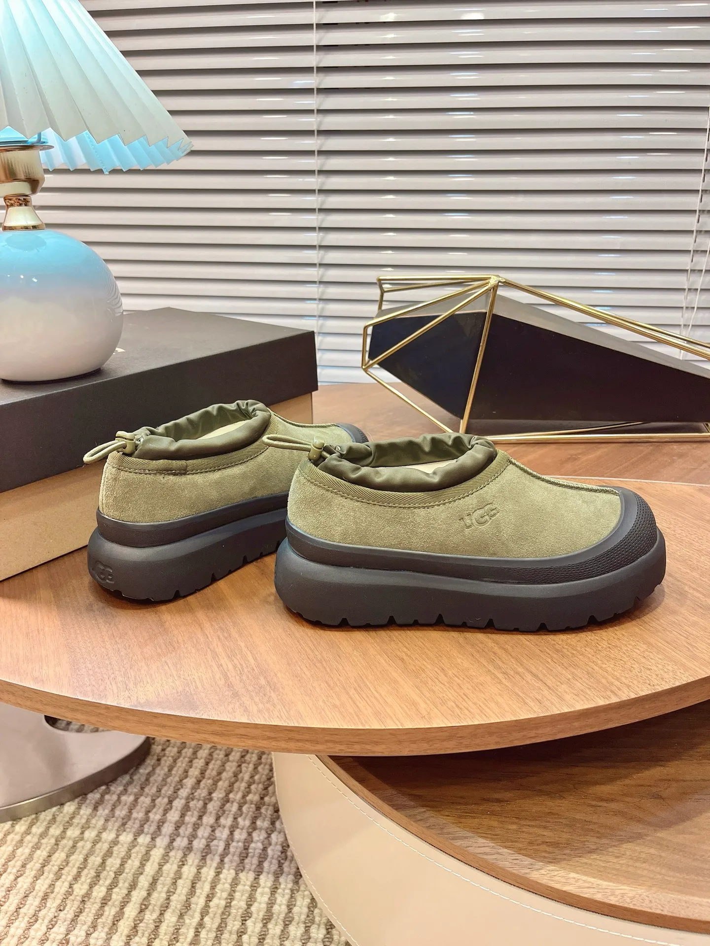 [UGG] P:500💰 Couple shoes Size: 35-44 [Wang Yibo's same style] UGG2025 new winter style Tasman fashion shoes for men and women 1144096 Ugg new fur shoes for autumn and winter, snow boots, same style for men and women ~ Handsome slip-on, lazy shoes, super easy to put on and take off ~ Suede cowhide fabric ~The soles are molded from original soles, not cheap rubber foam, but made of modern material. The characteristics of this material are that it is light, wear-resistant and non-slip. The outsole has a clear logo imprint, which is comparable to that of a store~